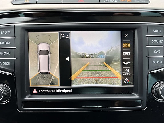 Volkswagen Passat 17 of 19