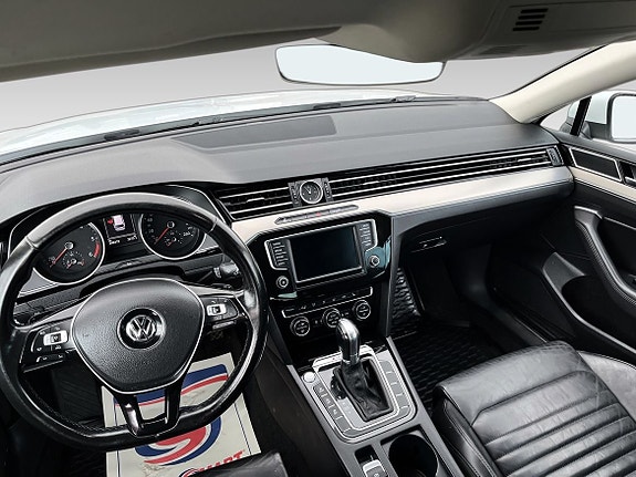 Volkswagen Passat 13 of 19