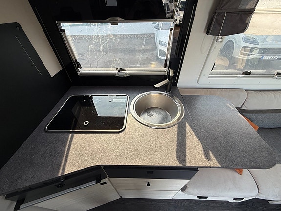 Chausson 650 TITANIUM PREMIUM Dieselvärmare, automatlåda 170hk, stor garderob med mer 13 of 21