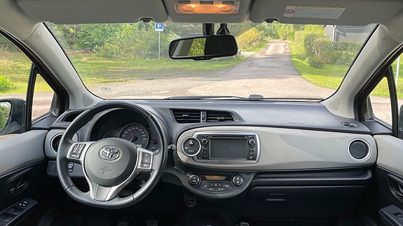 Toyota Yaris 10 of 16