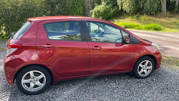 Toyota Yaris 4 of 16