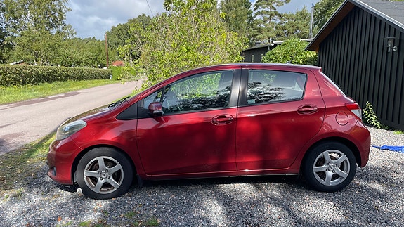 Toyota Yaris 2 of 16