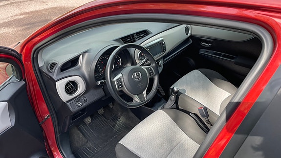 Toyota Yaris 8 of 16