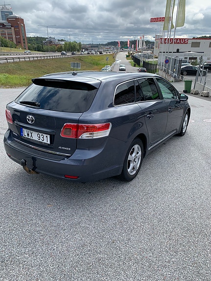 Toyota Avensis 2 of 8