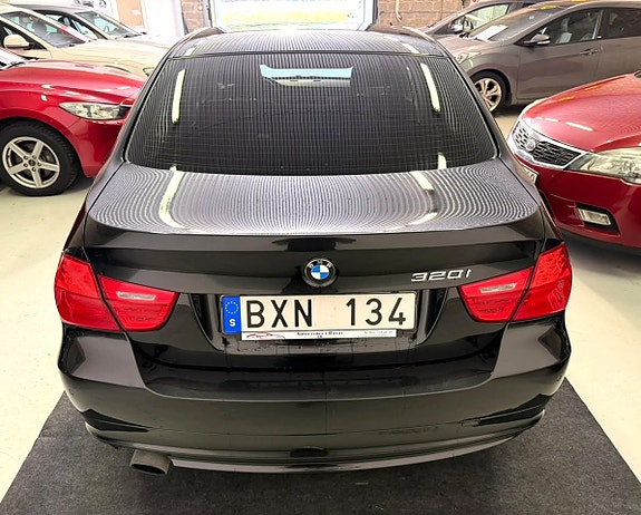 BMW 320i 7 of 24