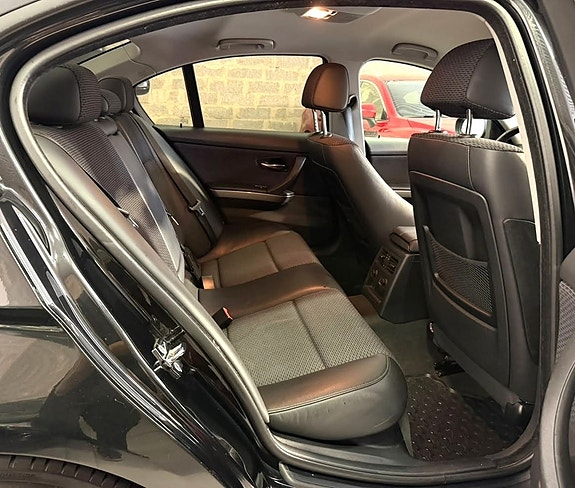 BMW 320i 14 of 24