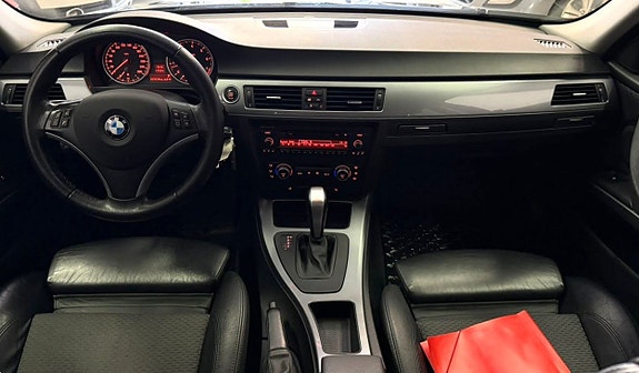 BMW 320i 16 of 24
