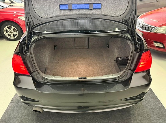 BMW 320i 21 of 24