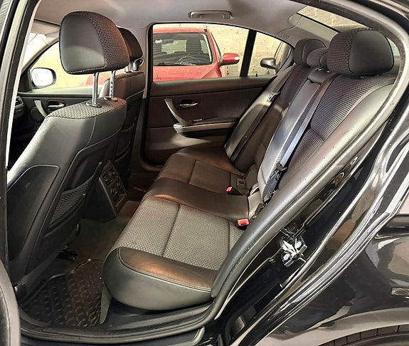 BMW 320i 13 of 24