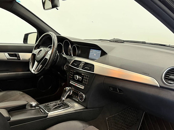 Mercedes-Benz C200 11 of 12