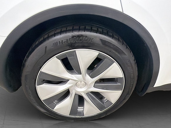 Tesla Model Y 29 of 30