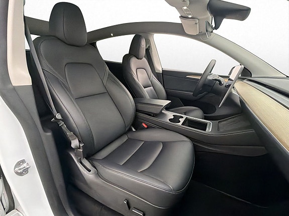 Tesla Model Y 14 of 30