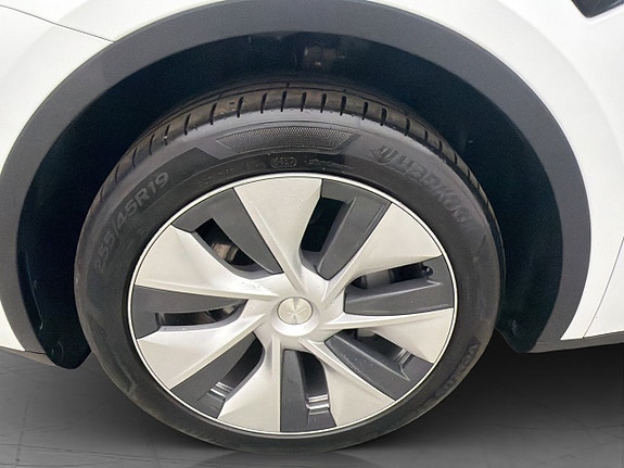 Tesla Model Y 27 of 30