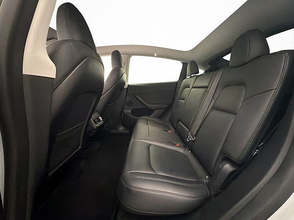 Tesla Model Y 24 of 30