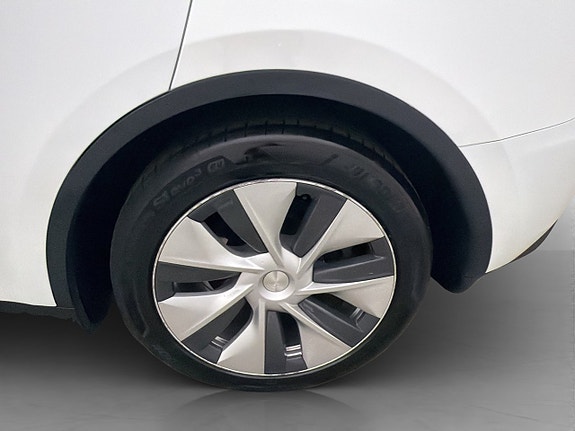 Tesla Model Y 28 of 30