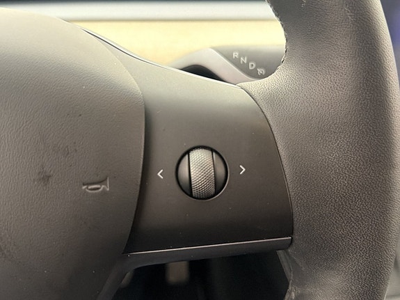 Tesla Model Y 25 of 30