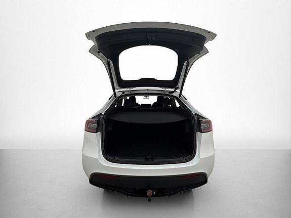 Tesla Model Y 10 of 30