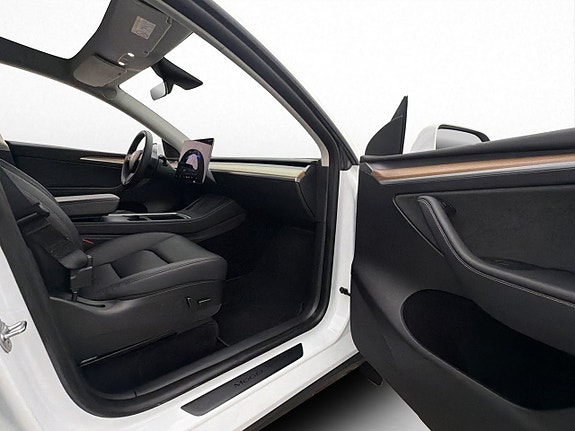 Tesla Model Y 23 of 30