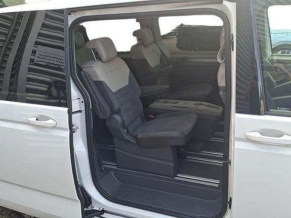 Volkswagen Multivan 12 of 14