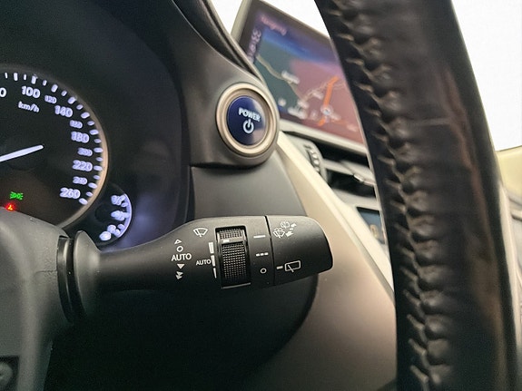 Lexus NX300h 23 of 30