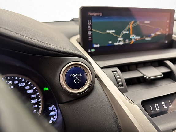 Lexus NX300h 25 of 30