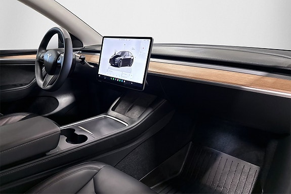 Tesla Model Y 10 of 22