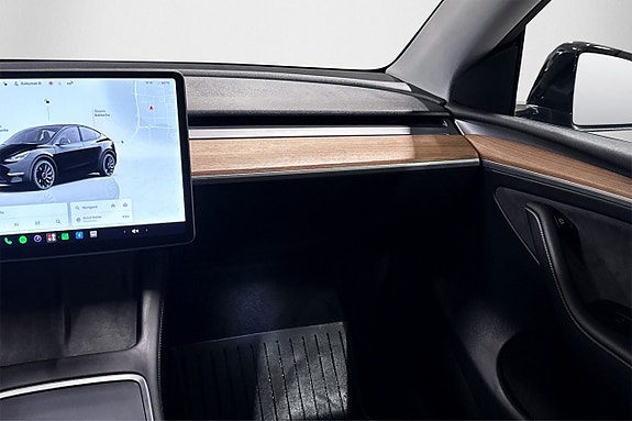 Tesla Model Y 16 of 22