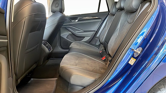 Volkswagen Passat 12 of 15