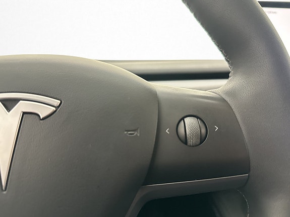 Tesla Model Y 19 of 30