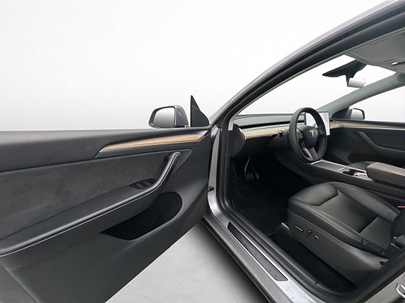 Tesla Model Y 13 of 30