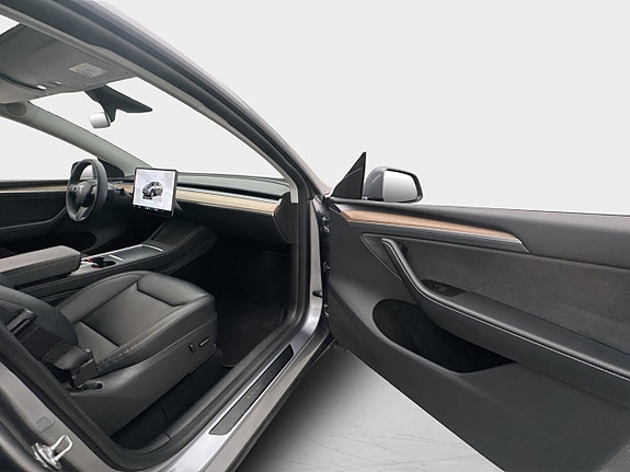 Tesla Model Y 29 of 30