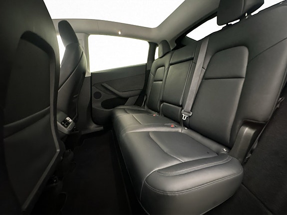 Tesla Model Y 27 of 30