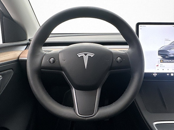 Tesla Model Y 17 of 30