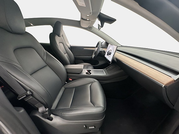 Tesla Model Y 28 of 30