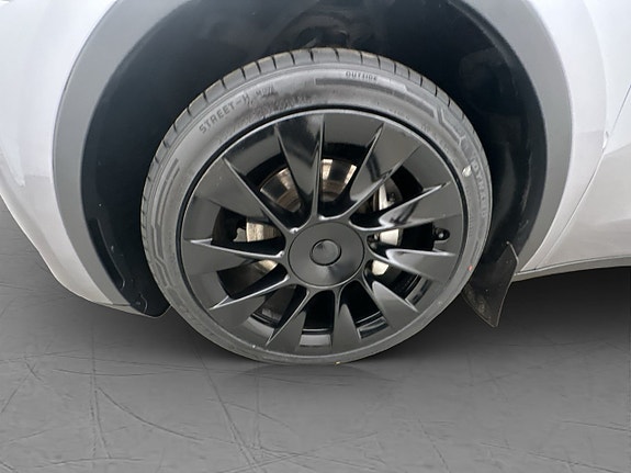 Tesla Model Y 30 of 30