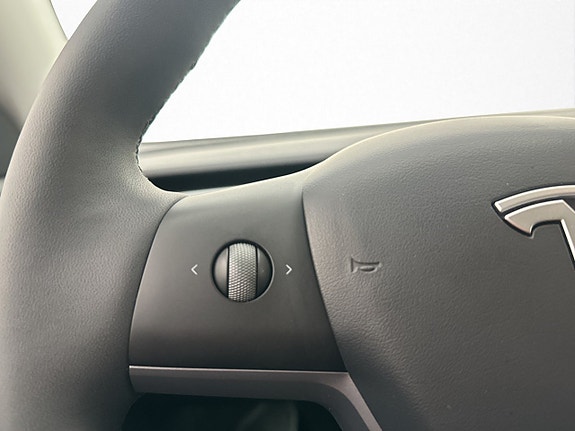 Tesla Model Y 18 of 30