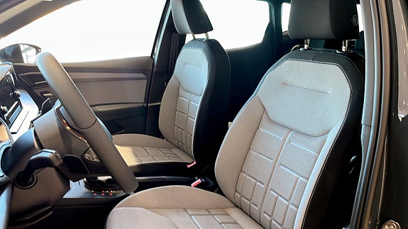 Seat Arona 8 of 12