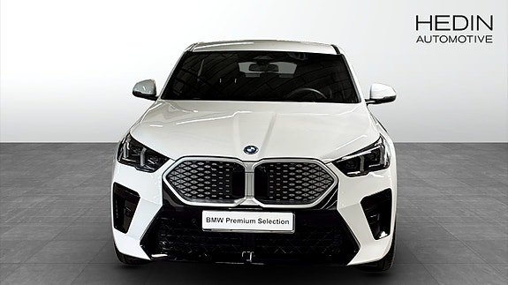 BMW iX2 8 of 9