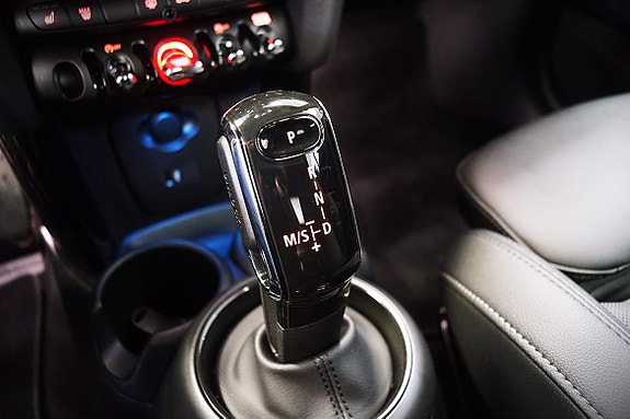 MINI Cooper 13 of 19