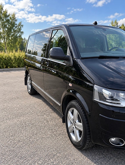 Volkswagen Multivan 2 of 12