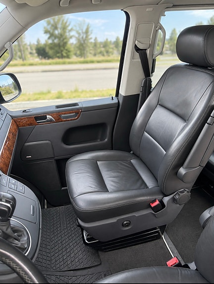 Volkswagen Multivan 6 of 12
