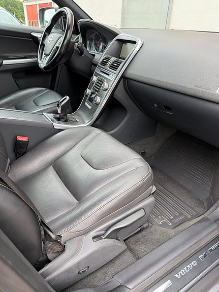 Volvo XC60 8 of 14