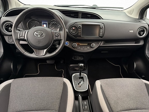 Toyota Yaris 12 of 30