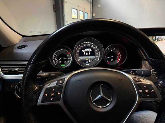 Mercedes-Benz E220 13 of 17