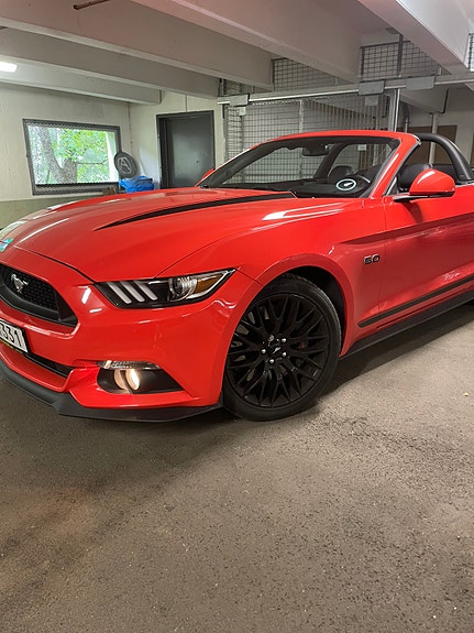 Ford Mustang 2 of 5