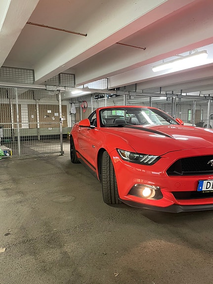 Ford Mustang 4 of 5