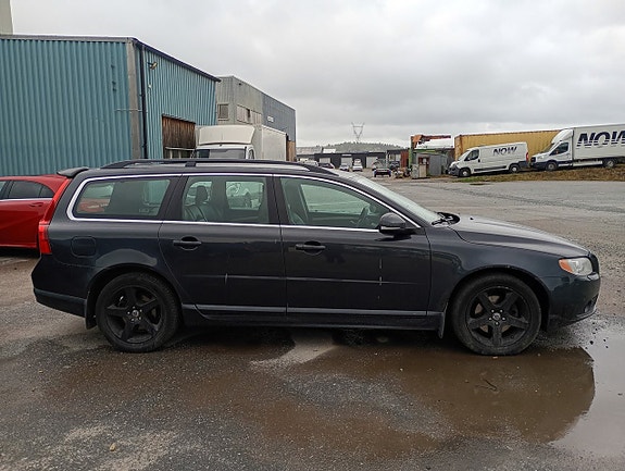 Volvo V70 3 of 7