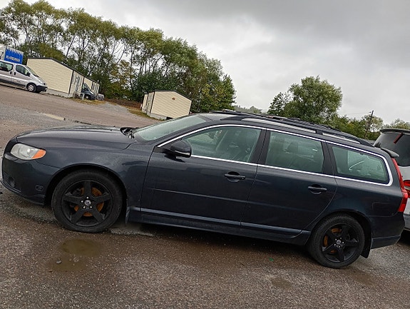 Volvo V70 2 of 7