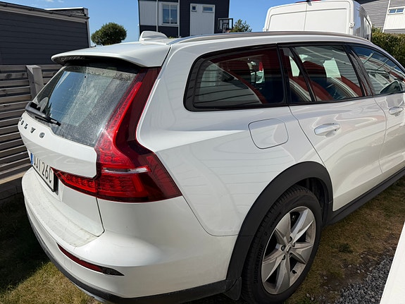 Volvo V60 Cross Country 2 of 7