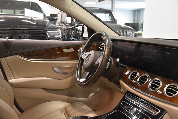 Mercedes-Benz E220 8 of 28